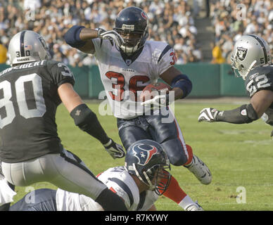 Oakland, Kalifornien, USA. 4. Nov 2007. Houston Texans zurück Ron Dayne #36, TD durch Oakland Raiders Sicherheit Stuart Schweigert #30 und linebacker Kirk Morrison #52 am Sonntag, 4. November 2007, bei Oakland-Alameda County Coliseum in Oakland, Kalifornien. Die Texans besiegt die Räuber 24-17. Credit: Al Golub/ZUMA Draht/Alamy leben Nachrichten Stockfoto