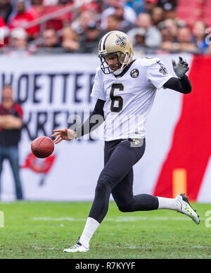 Tampa, Florida, USA. 09 Dez, 2018. New Orleans Saints Börsenspekulant Thomas Morstead (6) während des Spiels zwischen der New Orleans Saints und die Tampa Bay Buccaneers bei Raymond James Stadium in Tampa, Florida. Saints Gewinnen 28-14. Del Mecum/CSM/Alamy leben Nachrichten Stockfoto