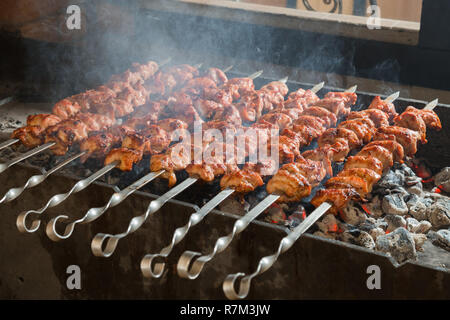 Appetitlich Shish Kebab am Spieß. Zubereitung von Speisen. Stockfoto