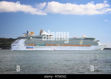 Lissabon, Portugal - Juni 6, 2018: Unabhängigkeit der Meere Kreuzfahrtschiff visits in Lissabon, Portugal. Von Lissabon cruise Port hat jährlich von über 400.000 Stockfoto