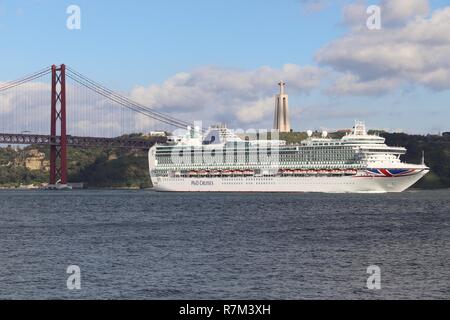 Lissabon, Portugal - Juni 6, 2018: P&O Cruises Ventura Kreuzfahrtschiff visits in Lissabon, Portugal. Von Lissabon cruise Port hat jährlich von über 400.000 Pass Stockfoto