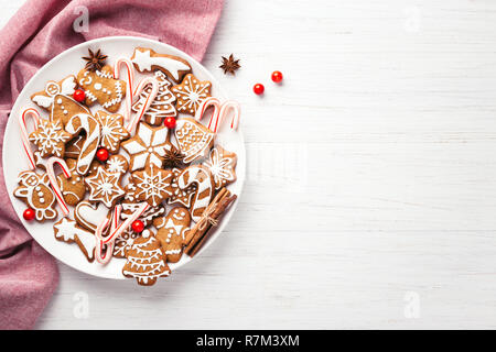 Mit Weihnachten Lebkuchen Cookies auf weißen Tischplatte. Ansicht von oben, kopieren. Stockfoto