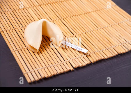 Chinesische Glückskekse mit Vorhersage für Weihnachten auf dem hölzernen Tisch Stockfoto