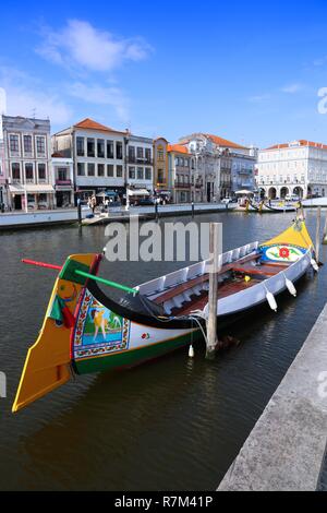 AVEIRO, PORTUGAL - 23. MAI 2018: Aveiro Gondel - style Boot in Portugal. Aveiro ist als das Venedig von Portugal wegen seiner Grachten bekannt. Stockfoto