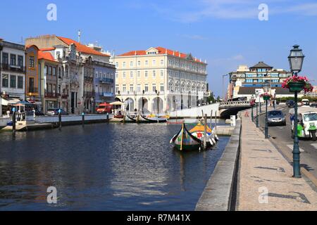 AVEIRO, PORTUGAL - 23. MAI 2018: Aveiro Gondel Stil Boote in Portugal. Aveiro ist als das Venedig von Portugal wegen seiner Grachten bekannt. Stockfoto