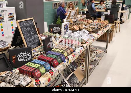 PORTO, PORTUGAL - 24. MAI 2018: Shop mit Sardinen und andere Fische im Mercado do Bolhao, Porto. Fischkonserven ist ein Teil der traditionellen portugiesischen Cu Stockfoto