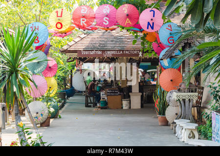 Bor Sang Umbrella Dorf Eingang in der Nähe von Chiang Mai, Thailand Stockfoto