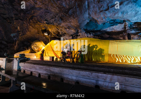 Liegenden Buddha Statue im Tempel Tham Khao Luang Höhle, Phetchaburi, Thailand Stockfoto