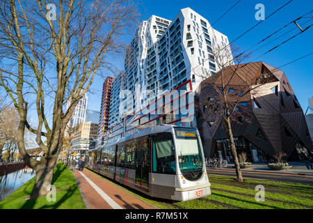 Ansicht der Straßenbahn auf Mauritsweg Straße in Rotterdam, Niederlande Stockfoto