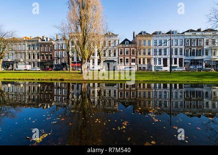 Reflexionen von Häusern auf Mauritsweg und Westersingel Kanal in Rotterdam, Niederlande Stockfoto