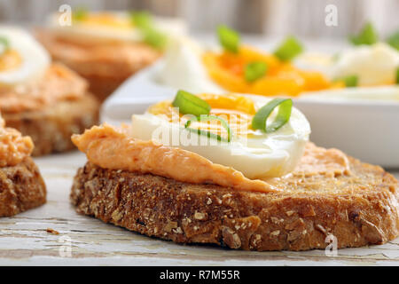 Sandwiches mit Lachs einfügen und Ei auf weißem Holz Hintergrund Stockfoto