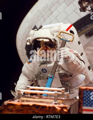 Amerikanische astronaut Mark C. Lee arbeitet auf Wartung und Modernisierung des Hubble Space Teleskop befestigt, die die Ladung von der Space Shuttle Discovery am 16. Februar 1997 in der Erdumlaufbahn. Stockfoto