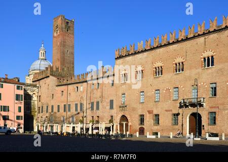 Italien, Lombardei, Mantua (Mantova), als Weltkulturerbe von der UNESCO, die Piazza Sordello, Torre della Gabbia und Basilica di Sant Andrea Stockfoto