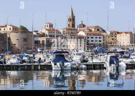 Italien, Sardinien, Sardinien, Alghero, Blick auf die Kuppel der Kirche San Michele und der Glockenturm der Kathedrale Santa Maria Stockfoto