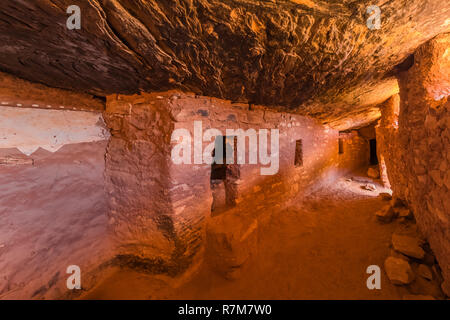 Das innere Passage hinter einer Wand im Moon House Ruin auf Cedar Mesa, der Ancestral Puebloan Menschen und einmal Teil der Bären Ohren Nation aufgebaut Stockfoto