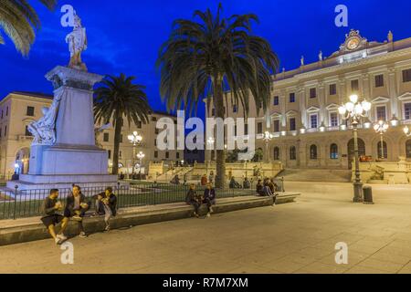 Italien, Sardinien, Sardinien, Sassari, Platz Piazza d'Italia, Statue von Vittorio Emanuelle II und Palazzo della Provincia Stockfoto