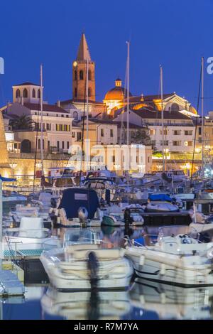 Italien, Sardinien, Sardinien, Alghero, Blick auf die Kuppel der Kirche San Michele und der Glockenturm der Kathedrale Santa Maria Stockfoto