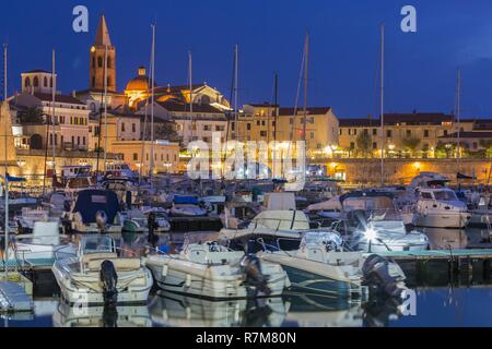 Italien, Sardinien, Sardinien, Alghero, Blick auf die Kuppel der Kirche San Michele und der Glockenturm der Kathedrale Santa Maria Stockfoto