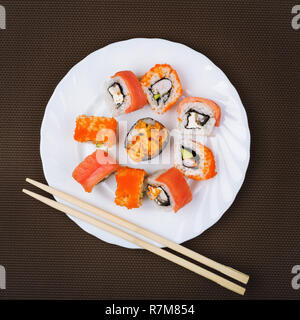 Portion Sushi in eine weiße Platte, Ansicht von oben Stockfoto