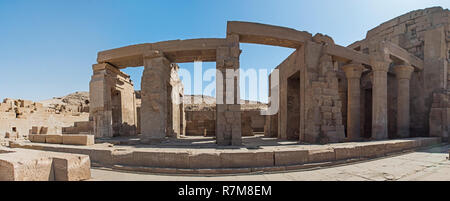 Säulen Säulen und Wand am Eingang zum alten ägyptischen Tempel von Kom Ombo Stockfoto