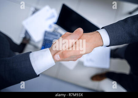 Bis zu schließen. business Handshake über verschwommenen Hintergrund. Stockfoto