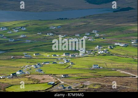 Republik von Irland, County Mayo, Achill Island, ein kleines Dorf und Torfmoore Stockfoto