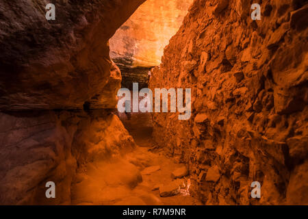 Das innere Passage hinter einer Wand im Moon House Ruin auf Cedar Mesa, der Ancestral Puebloan Menschen und einmal Teil der Bären Ohren Nation aufgebaut Stockfoto