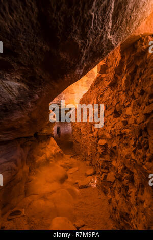 Das innere Passage hinter einer Wand im Moon House Ruin auf Cedar Mesa, der Ancestral Puebloan Menschen und einmal Teil der Bären Ohren Nation aufgebaut Stockfoto