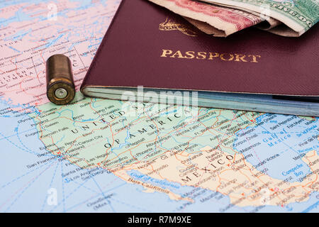 Einwanderung Pass und Währung auf einer Karte, die die Grenze zwischen den Vereinigten Staaten und Mexiko. Stockfoto