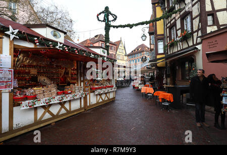 Colmar, Frankreich - 01. Dezember 2018: Die Stände der Weihnachtsmarkt befindet sich das historische Zentrum in Colmar, Elsass, Frankreich. Stockfoto