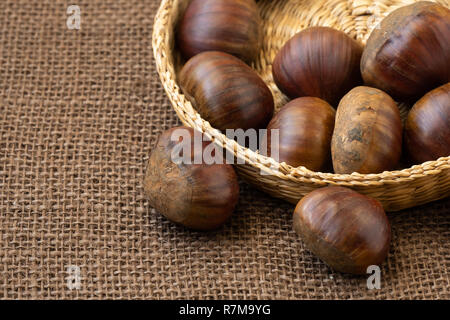 Frische essbare Kastanien in einem Korb Stockfoto