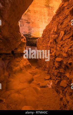 Das innere Passage hinter einer Wand im Moon House Ruin auf Cedar Mesa, der Ancestral Puebloan Menschen und einmal Teil der Bären Ohren Nation aufgebaut Stockfoto