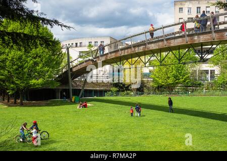 Frankreich, Paris, die Coulee Verte Rene-Dumont (ehemalige Promenade Plantee), auf dem Gelände einer alten Eisenbahnstrecke, überquert den Reuilly-Paul - pernin Garten Stockfoto