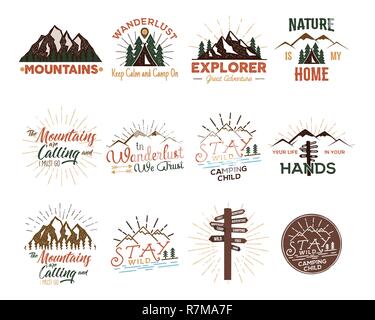 Reisen Abzeichen. Jahrgang Hand gezeichnet camping Logos. Berg Expedition Logo Designs. Outdoor wanderung Embleme, t-shirtsm druckt. Camp Phrasen und Redewendungen. Vektor Patches auf Weiß isoliert. Stock Vektor