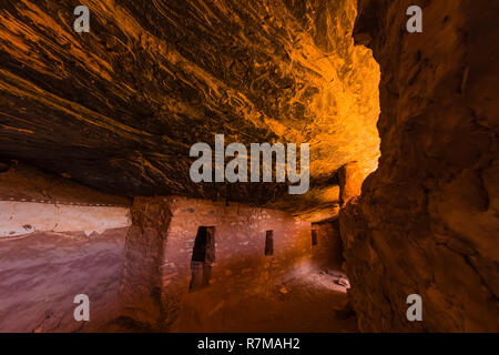 Das innere Passage hinter einer Wand im Moon House Ruin auf Cedar Mesa, der Ancestral Puebloan Menschen und einmal Teil der Bären Ohren Nation aufgebaut Stockfoto