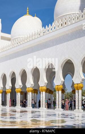 Die Vereinigten Arabischen Emirate, Abu Dhabi, Sheikh Zayed Moschee, aus dem Namen des ersten Präsidenten der Vereinigten Arabischen Emirate, Scheich Zayed ben Sultan Al Nahyane, um mehr als 40 000 Menschen besucht werden kann Stockfoto