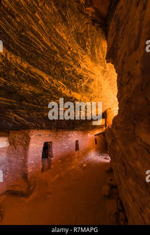 Das innere Passage hinter einer Wand im Moon House Ruin auf Cedar Mesa, der Ancestral Puebloan Menschen und einmal Teil der Bären Ohren Nation aufgebaut Stockfoto