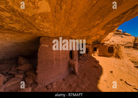 Getreidespeicher mit Türen, Mauerwerk und jacal Bautechniken im Moon House Ruin auf Cedar Mesa, der Ancestral Puebloans und onc erstellt Stockfoto