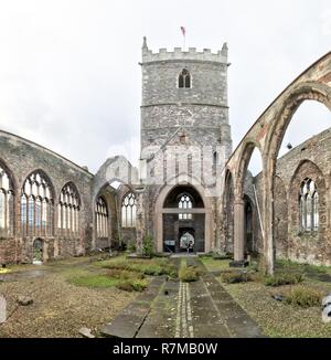 Der Innenraum des verlassenen polterte Saint Peter's Kirche in den Schlosspark, mit Spitzbogen windows und Glockenturm, in Bristol, Großbritannien Stockfoto