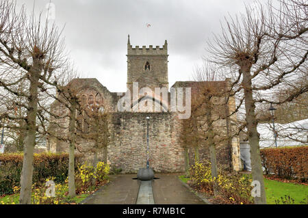 Das Äußere des verlassenen polterte Saint Peter's Kirche in den Schlosspark, mit Spitzbogen windows und Glockenturm, in Bristol, Großbritannien Stockfoto