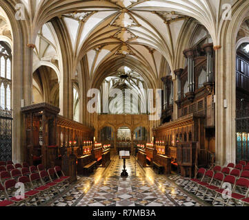 Der Chor im Hauptschiff der Kathedrale von Bristol, mit spitzen Gotischen Bogen Gewölbe und Holzbänken in South West England, Vereinigtes Königreich Stockfoto