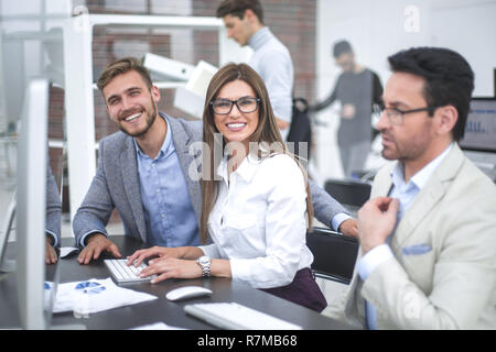 Gruppe von Geschäftsleuten im Büro sitzen Stockfoto