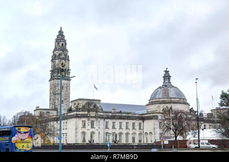 Das 18. Jahrhundert Cardiff City Hall, mit Glockenturm und Kuppel, während ein Trüber Wintertag, Vereinigtes Königreich Stockfoto