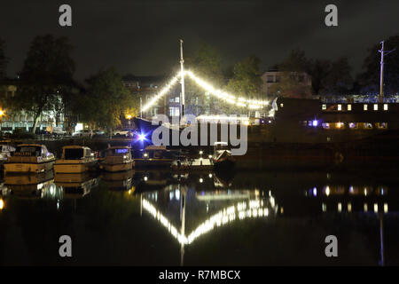 Ein großes Segelboot mit Lichterketten und Dekorationen auf dem Avon River im Spike Island Wharf widerspiegelt, durch die Nacht, Vereinigtes Königreich Stockfoto