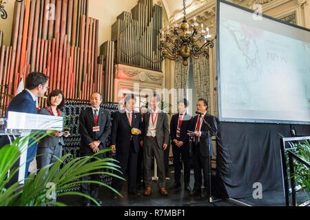 Frankreich, Paris, Reims, Arnaud Robinet und Takashi Kawamura, Bürgermeister von Reims und Nagoya, Arnaud Robinet bietet ein Geschenk an die japanische Delegation Stockfoto