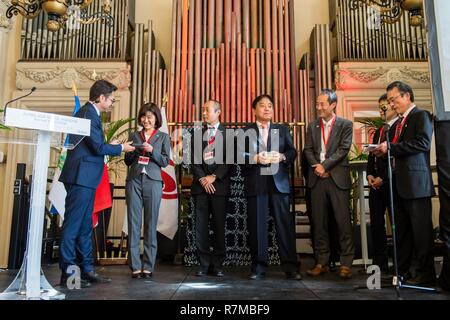 Frankreich, Paris, Reims, Arnaud Robinet und Takashi Kawamura, Bürgermeister von Reims und Nagoya, Arnaud Robinet bietet ein Geschenk an die japanische Delegation Stockfoto