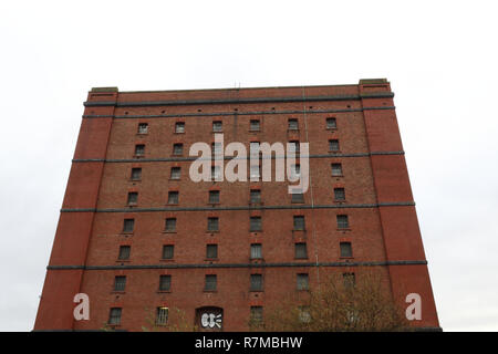 Einen verlassenen alten grossen industriellen Gebäude aus roten Ziegelsteinen mit vielen regelmäßig verteilten Windows an einem bewölkten Tag im Schmetterling Junction, Bristol Stockfoto