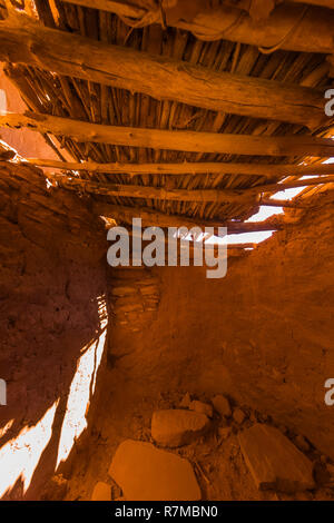 Jacal Bau, mit Schlamm und Stöcke für Wände und ein Dach von Balken und Sticks, im Moon House Ruin auf Cedar Mesa, gebaut von Ancestral Puebloans und Stockfoto