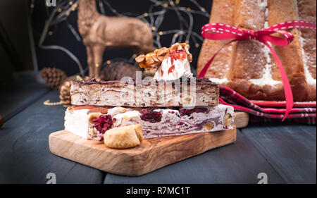 Italienische Pandoro Christmas Cake mit Zitronencreme. Einrichtung und Süßigkeiten für Weihnachten. Winterurlaub Stockfoto