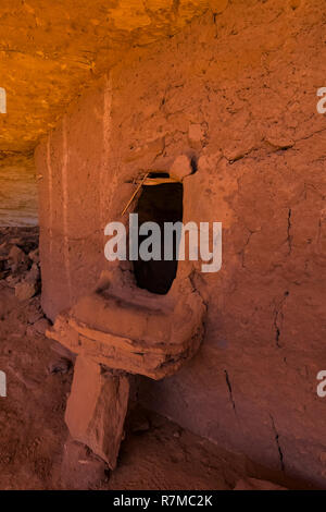 Pferd kragen Tür, um den Eintrag zu einem Getreidespeicher im Moon House Ruin auf Cedar Mesa, erstellt von Ancestral Puebloans und einst Teil der Bären Ohren nationalen Monume Stockfoto